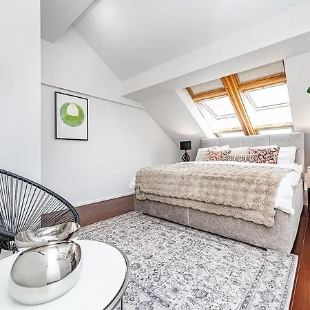 2-bedroom With Terrace Overlooking Zizkov Tv Tower Praga